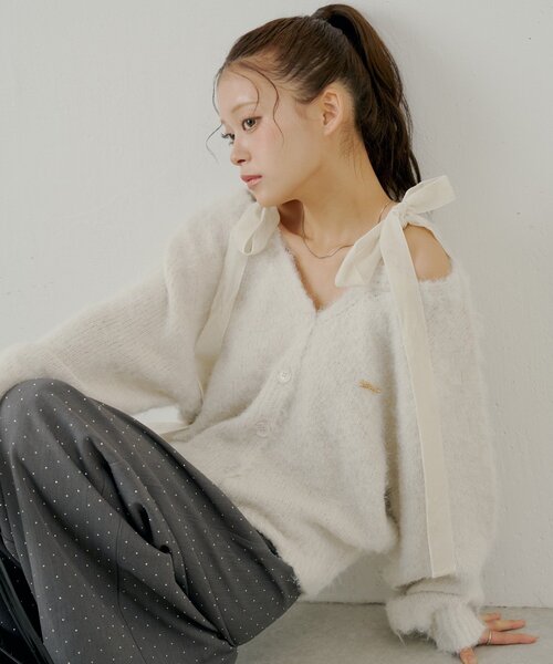 Chico（チコ）の「【ブローチ取外し可】ベロアリボンルーズニットカーディガン（カーディガン/ボレロ・レディース・ベージュ/チャコールグレー/グレー/アイボリー/ブラウン/ホワイト系その他/ピンク・FREE）」の2枚目の写真