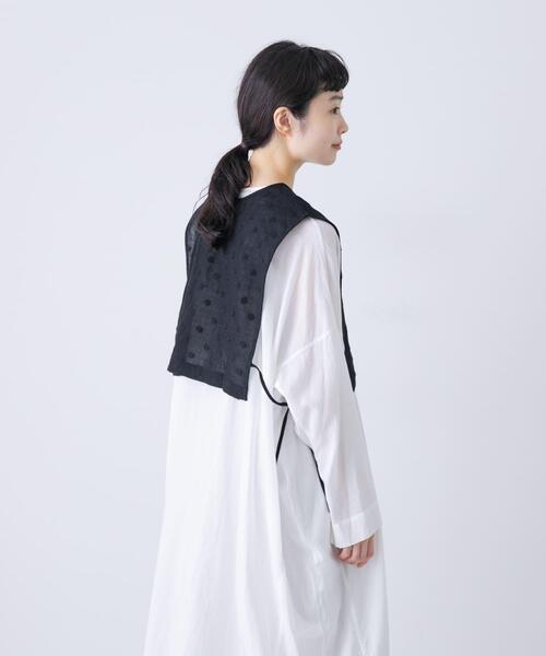 かぐれ（カグレ）の「ドット刺繍ウールガーゼビブ（ベスト・レディース・ブラック/アイボリー・FREE）」の2枚目の写真
