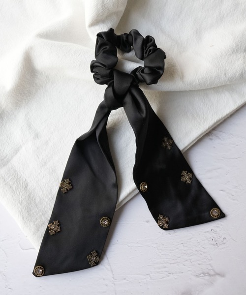 Port（ポート）の「【 Port / ポート 】 ビジュー付き サテンリボン スカーフ風 シュシュ #（ヘアゴム・レディース・ブラウン/ブラック・FREE）」の3枚目の写真