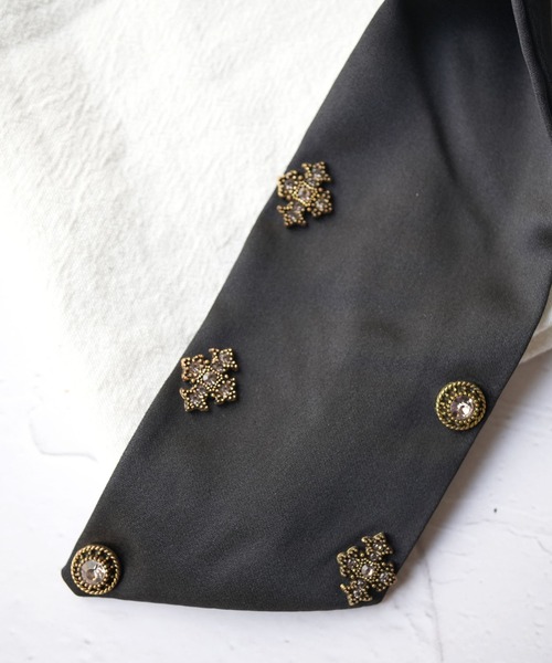 Port（ポート）の「【 Port / ポート 】 ビジュー付き サテンリボン スカーフ風 シュシュ #（ヘアゴム・レディース・ブラウン/ブラック・FREE）」の4枚目の写真