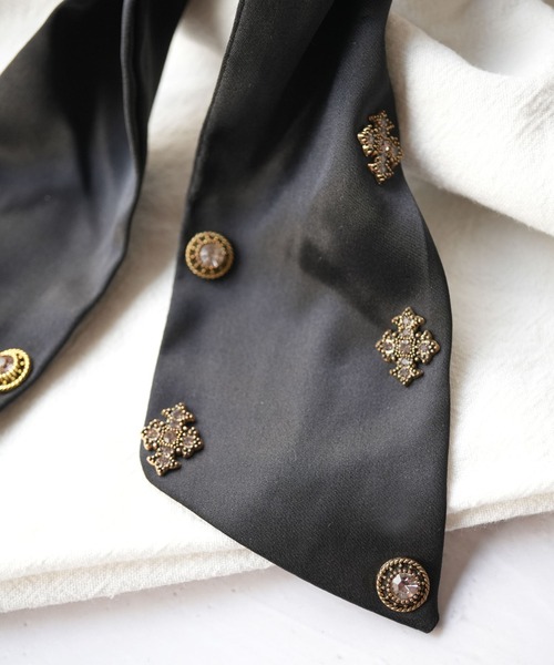 Port（ポート）の「【 Port / ポート 】 ビジュー付き サテンリボン スカーフ風 シュシュ #（ヘアゴム・レディース・ブラウン/ブラック・FREE）」の6枚目の写真