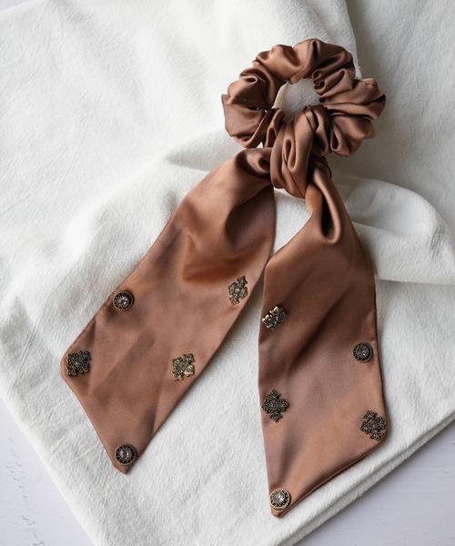 Port（ポート）の「【 Port / ポート 】 ビジュー付き サテンリボン スカーフ風 シュシュ #（ヘアゴム・レディース・ブラウン/ブラック・FREE）」の7枚目の写真