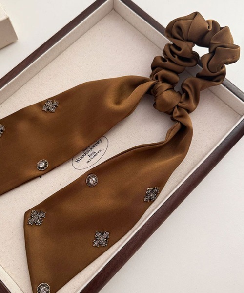 Port（ポート）の「【 Port / ポート 】 ビジュー付き サテンリボン スカーフ風 シュシュ #（ヘアゴム・レディース・ブラウン/ブラック・FREE）」の11枚目の写真