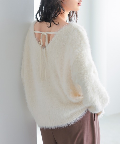 itto...(イット)の「バックリボンふわふわシャギーニット(ニット/セーター・レディース・グレイッシュベージュ/ブラック/アイボリー・FREE)」の3枚目の写真
