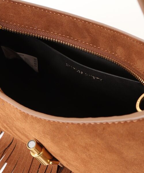 CHARLES & KEITH(チャールズ & キース)の「Cesia セシア スエード メタリックアクセントフリンジショルダーバッグ(ショルダーバッグ・レディース・ブラウン系その他2・M)」の8枚目の写真