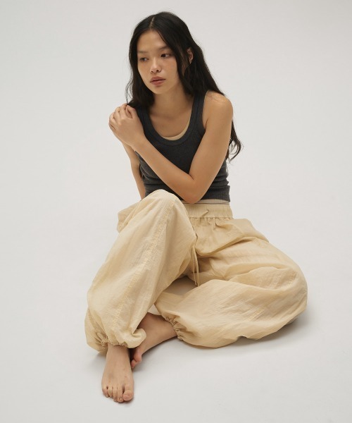 TODAYFUL（トゥデイフル）の「Dry Touch Tuck Trousers（その他パンツ・レディース・サンドベージュ/ブラック・36inch/38inch）」の3枚目の写真