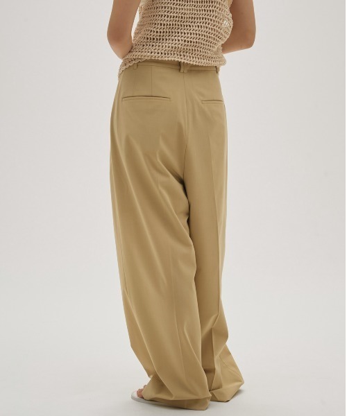 TODAYFUL（トゥデイフル）の「Dry Touch Tuck Trousers（その他パンツ・レディース・サンドベージュ/ブラック・36inch/38inch）」の4枚目の写真