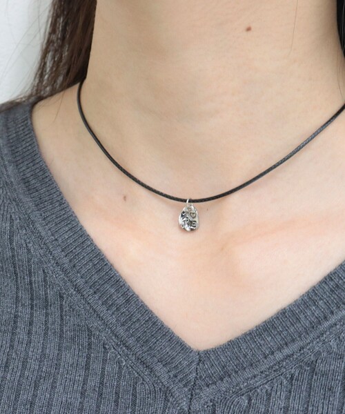 fredy emue（フレディエミュ）の「メッセージトップコードチョーカー（ネックレス・レディース・ブラック/ボルドー・FREE）」の2枚目の写真