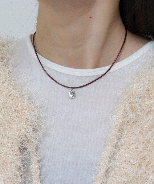 fredy emue（フレディエミュ）の「メッセージトップコードチョーカー（ネックレス・レディース・ブラック/ボルドー・FREE）」の3枚目の写真