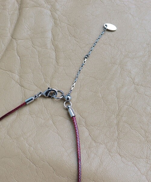 fredy emue（フレディエミュ）の「メッセージトップコードチョーカー（ネックレス・レディース・ブラック/ボルドー・FREE）」の9枚目の写真