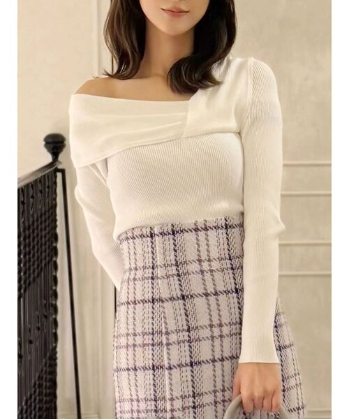 MERCURYDUO（マーキュリーデュオ）の「アシメドレープコンパクトニット（ニット/セーター・レディース・ネイビー/ライトグレー/レッド/オフホワイト・FREE）」の2枚目の写真