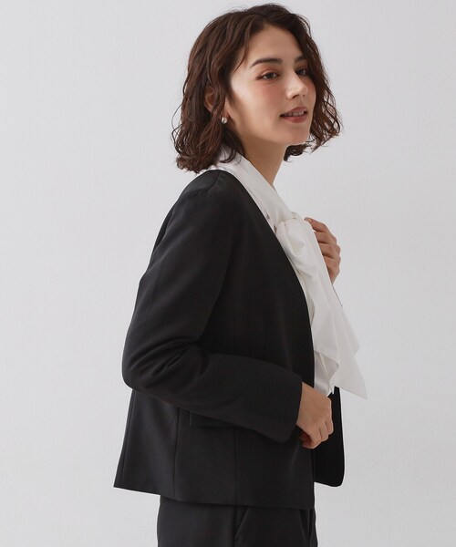 OPAQUE.CLIP（オペークドットクリップ）の「≪通勤・セレモニー/セットアップ対応≫ パイピングVネックジャケット【洗濯機OK】（ノーカラージャケット・レディース・ライトベージュ/ブラック/ネイビー・36/34/42/40/38）」の6枚目の写真