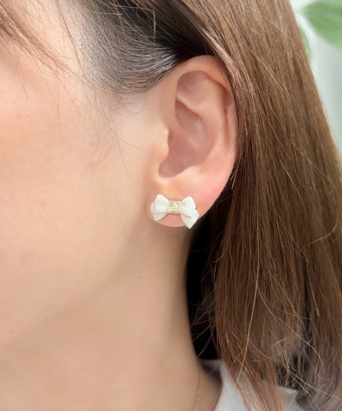 LANVIN en Bleu（ランバンオンブルー）の「リボンモチーフピアス（ピアス（両耳用）・レディース・ホワイト/ブラック・ONE SIZE）」の6枚目の写真