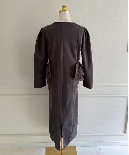 M y u（ミュー）の「BIG FRILL Pocket One-piece ロング丈（ワンピース・レディース・ブラック/グレー・FREE）」の5枚目の写真