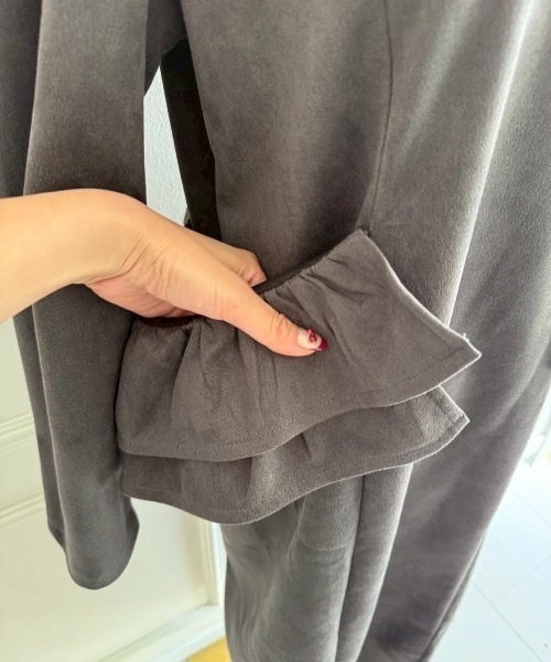 M y u（ミュー）の「BIG FRILL Pocket One-piece ロング丈（ワンピース・レディース・ブラック/グレー・FREE）」の9枚目の写真