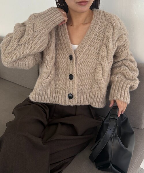 CAPRICIEUX LE'MAGE（カプリシューレマージュ）の「BIGケーブルカーディガン（カーディガン/ボレロ・レディース・ピンク/ベージュ/オフホワイト/グレー・FREE）」の3枚目の写真