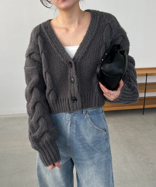 CAPRICIEUX LE'MAGE（カプリシューレマージュ）の「BIGケーブルカーディガン（カーディガン/ボレロ・レディース・ピンク/ベージュ/オフホワイト/グレー・FREE）」の2枚目の写真