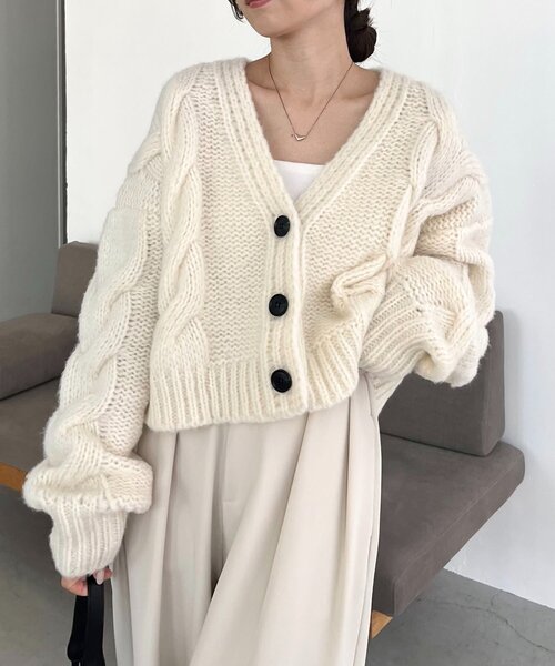 CAPRICIEUX LE'MAGE（カプリシューレマージュ）の「BIGケーブルカーディガン（カーディガン/ボレロ・レディース・ピンク/ベージュ/オフホワイト/グレー・FREE）」の5枚目の写真