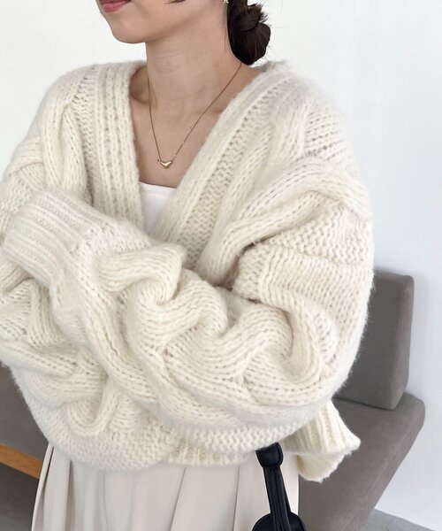 CAPRICIEUX LE'MAGE（カプリシューレマージュ）の「BIGケーブルカーディガン（カーディガン/ボレロ・レディース・ピンク/ベージュ/オフホワイト/グレー・FREE）」の6枚目の写真