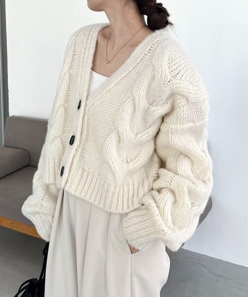 CAPRICIEUX LE'MAGE（カプリシューレマージュ）の「BIGケーブルカーディガン（カーディガン/ボレロ・レディース・ピンク/ベージュ/オフホワイト/グレー・FREE）」の8枚目の写真