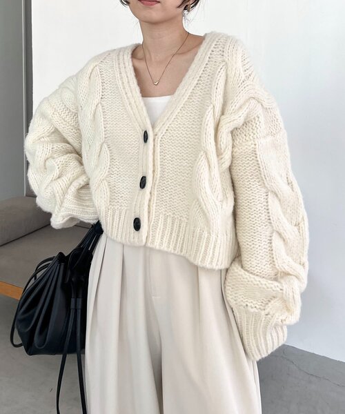 CAPRICIEUX LE'MAGE（カプリシューレマージュ）の「BIGケーブルカーディガン（カーディガン/ボレロ・レディース・ピンク/ベージュ/オフホワイト/グレー・FREE）」の11枚目の写真