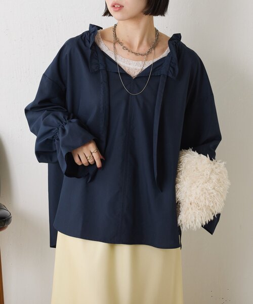 Jena espace merveilleux(ジェナ エスパスメルヴェイユ)の「【セレモニー/上品フリル】袖フリルリボンタイブラウス(シャツ/ブラウス・レディース・オフホワイト/サックスブルー/ネイビー・FREE)」の1枚目の写真