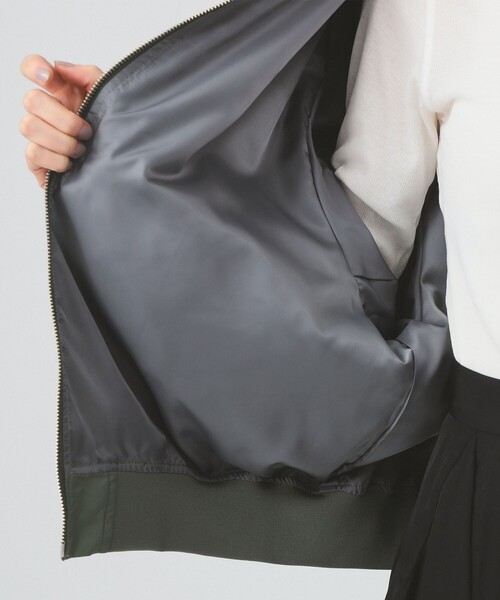 Ray BEAMS(レイビームス)の「ギャザー アーム MA-1(MA-1・レディース・オリーブ/ブラック/オフホワイト・1/0)」の21枚目の写真