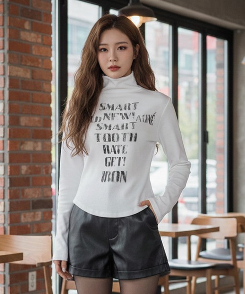 Pt18kg(プラチナイチハチキログラム)の「ロゴアクセント ハイネックフィットトップス(Tシャツ/カットソー・レディース・オレンジ/モカ/パープル/ホワイト/カーキ・FREE)」の1枚目の写真
