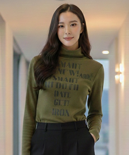 Pt18kg(プラチナイチハチキログラム)の「ロゴアクセント ハイネックフィットトップス(Tシャツ/カットソー・レディース・オレンジ/モカ/パープル/ホワイト/カーキ・FREE)」の3枚目の写真