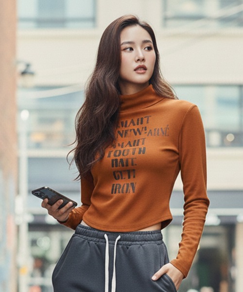 Pt18kg(プラチナイチハチキログラム)の「ロゴアクセント ハイネックフィットトップス(Tシャツ/カットソー・レディース・オレンジ/モカ/パープル/ホワイト/カーキ・FREE)」の5枚目の写真