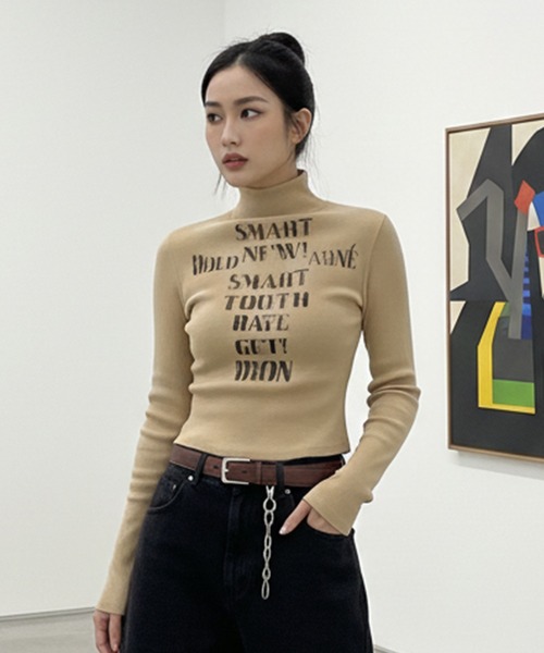 Pt18kg(プラチナイチハチキログラム)の「ロゴアクセント ハイネックフィットトップス(Tシャツ/カットソー・レディース・オレンジ/モカ/パープル/ホワイト/カーキ・FREE)」の2枚目の写真