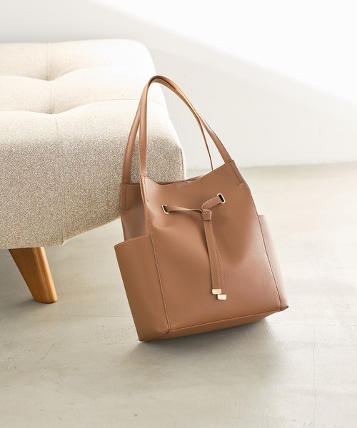 VIS(ビス)の「【復刻/WEB限定】フロントタイトートバッグ/A4対応,軽量(トートバッグ・レディース・ブラック/ブラウン/キナリ・FREE)」の1枚目の写真