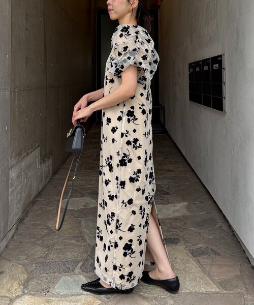 CAPRICIEUX LE'MAGE（カプリシューレマージュ）の「【オケージョン/サイズ展開あり】フロッキーパフワンピース（ワンピース・レディース・ベージュ/ブラック・PS/TM/FREE）」の3枚目の写真