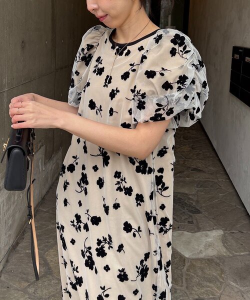 CAPRICIEUX LE'MAGE（カプリシューレマージュ）の「【オケージョン/サイズ展開あり】フロッキーパフワンピース（ワンピース・レディース・ベージュ/ブラック・PS/TM/FREE）」の4枚目の写真