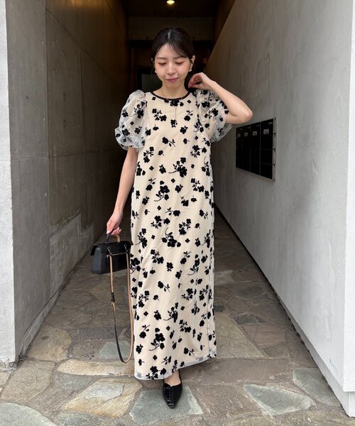 CAPRICIEUX LE'MAGE（カプリシューレマージュ）の「【オケージョン/サイズ展開あり】フロッキーパフワンピース（ワンピース・レディース・ベージュ/ブラック・PS/TM/FREE）」の6枚目の写真