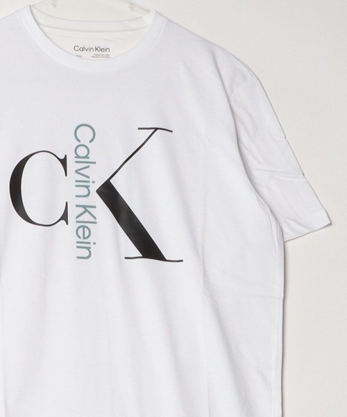 Calvin Klein(カルバン・クライン)の「Calvin Klein / カルバンクライン ss text monogram crewneck tee 半袖クルーネックTシャツ(Tシャツ/カットソー・メンズ・ブラック/ブルー/ホワイト・XL/L/M/S)」の1枚目の写真