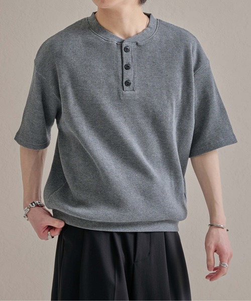 epnok(エプノック)の「ワッフルヘンリーネック半袖Tee(Tシャツ/カットソー・メンズ・ブラック系その他/グレー/ブラック・SMALL/MEDIUM/LARGE)」の3枚目の写真
