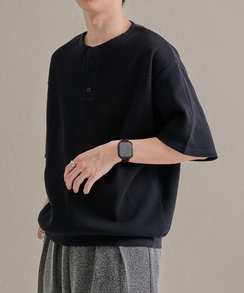 epnok(エプノック)の「ワッフルヘンリーネック半袖Tee(Tシャツ/カットソー・メンズ・ブラック系その他/グレー/ブラック・SMALL/MEDIUM/LARGE)」の4枚目の写真