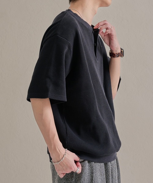 epnok(エプノック)の「ワッフルヘンリーネック半袖Tee(Tシャツ/カットソー・メンズ・ブラック系その他/グレー/ブラック・SMALL/MEDIUM/LARGE)」の6枚目の写真