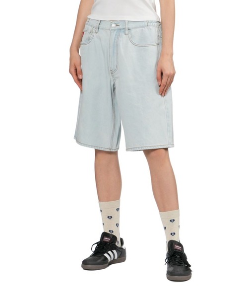 A BATHING APE(アベイシングエイプ)の「DENIM SHORTS(デニムパンツ・レディース・ライトインディゴブルー/インディゴブルー・FREE)」の6枚目の写真