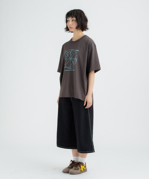 FLUKE HOLIC(フロックホリック)の「Circle print logo TEE(Tシャツ/カットソー・レディース・ホワイト/ブラウン/ネイビー・SMALL/MEDIUM/LARGE)」の4枚目の写真