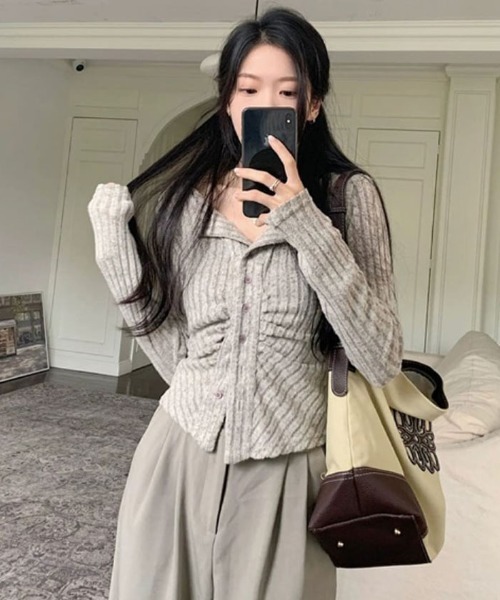 Emilie（エミリー）の「リブカーディガン シャーリングデザイン リブトップス（Tシャツ/カットソー・レディース・ピンク/ライトベージュ/グレー・FREE）」の6枚目の写真