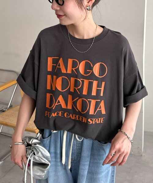 DISCOAT(ディスコート)の「【Enlude】ビワレロゴヴィンテージライクTシャツ《ユニセックス》(Tシャツ/カットソー・レディース・ネイビー/チャコールグレー/オフホワイト/ブラウン/ダークグレー・FREE/SMALL)」の2枚目の写真