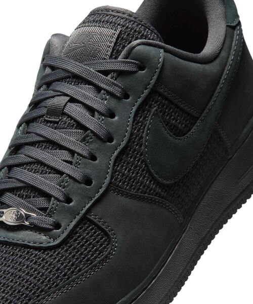 NIKE(ナイキ)の「ナイキ エア フォース 1 '07 LV8 メンズシューズ / Nike Air Force 1 '07 LV8 Men's Shoes II9807-001 Anthracite(スニーカー・メンズ・スミクロ・27/26.5/26/25.5/29/25/24.5/28.5/28/27.5/30/29.5/24)」の5枚目の写真