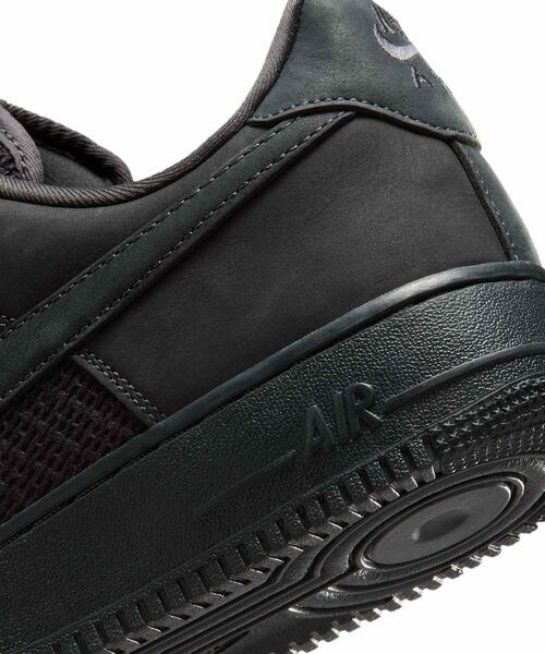NIKE(ナイキ)の「ナイキ エア フォース 1 '07 LV8 メンズシューズ / Nike Air Force 1 '07 LV8 Men's Shoes II9807-001 Anthracite(スニーカー・メンズ・スミクロ・27/26.5/26/25.5/29/25/24.5/28.5/28/27.5/30/29.5/24)」の4枚目の写真