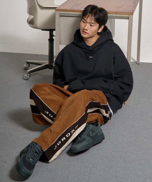 NIKE(ナイキ)の「ナイキ エア フォース 1 '07 LV8 メンズシューズ / Nike Air Force 1 '07 LV8 Men's Shoes II9807-001 Anthracite(スニーカー・メンズ・スミクロ・27/26.5/26/25.5/29/25/24.5/28.5/28/27.5/30/29.5/24)」の2枚目の写真