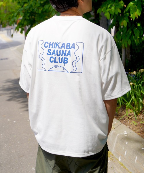 CHIKABA(チカバ)の「【CHIKABA SAUNA CLUB】 プリント 半袖 ピスネーム入りTシャツ(Tシャツ/カットソー・メンズ・ブラック/ブラック系/ブルー/ホワイト/ホワイト系/ネイビー系1/グレー/ブラック系1/ホワイト系1/ブラウン/ネイビー系/ネイビー系2/グレー系・MEDIUM/LARGE)」の3枚目の写真