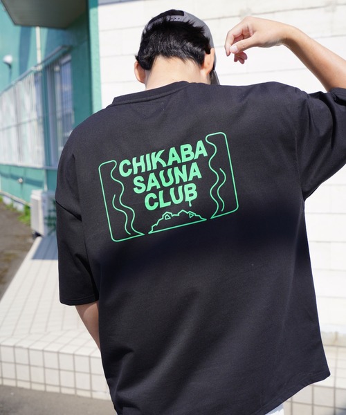 CHIKABA(チカバ)の「【CHIKABA SAUNA CLUB】 プリント 半袖 ピスネーム入りTシャツ(Tシャツ/カットソー・メンズ・ブラック/ブラック系/ブルー/ホワイト/ホワイト系/ネイビー系1/グレー/ブラック系1/ホワイト系1/ブラウン/ネイビー系/ネイビー系2/グレー系・MEDIUM/LARGE)」の5枚目の写真