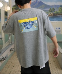 CHIKABA（チカバ）の「【CHIKABA SAUNA CLUB】 プリント 半袖 ピスネーム入りTシャツ（Tシャツ/カットソー）」