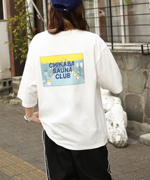 CHIKABA（チカバ）の「【CHIKABA SAUNA CLUB】 プリント 半袖 ピスネーム入りTシャツ（Tシャツ/カットソー）」